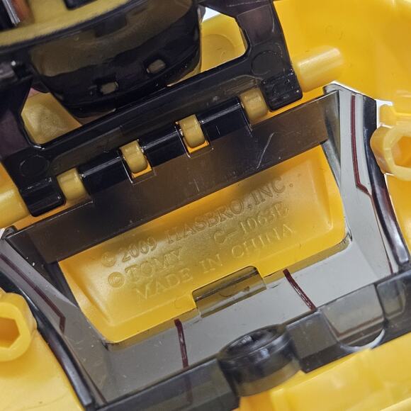 Transformers Generations Cybertronian Bumblebee 2009 Deluxe - Picture 6 of 6